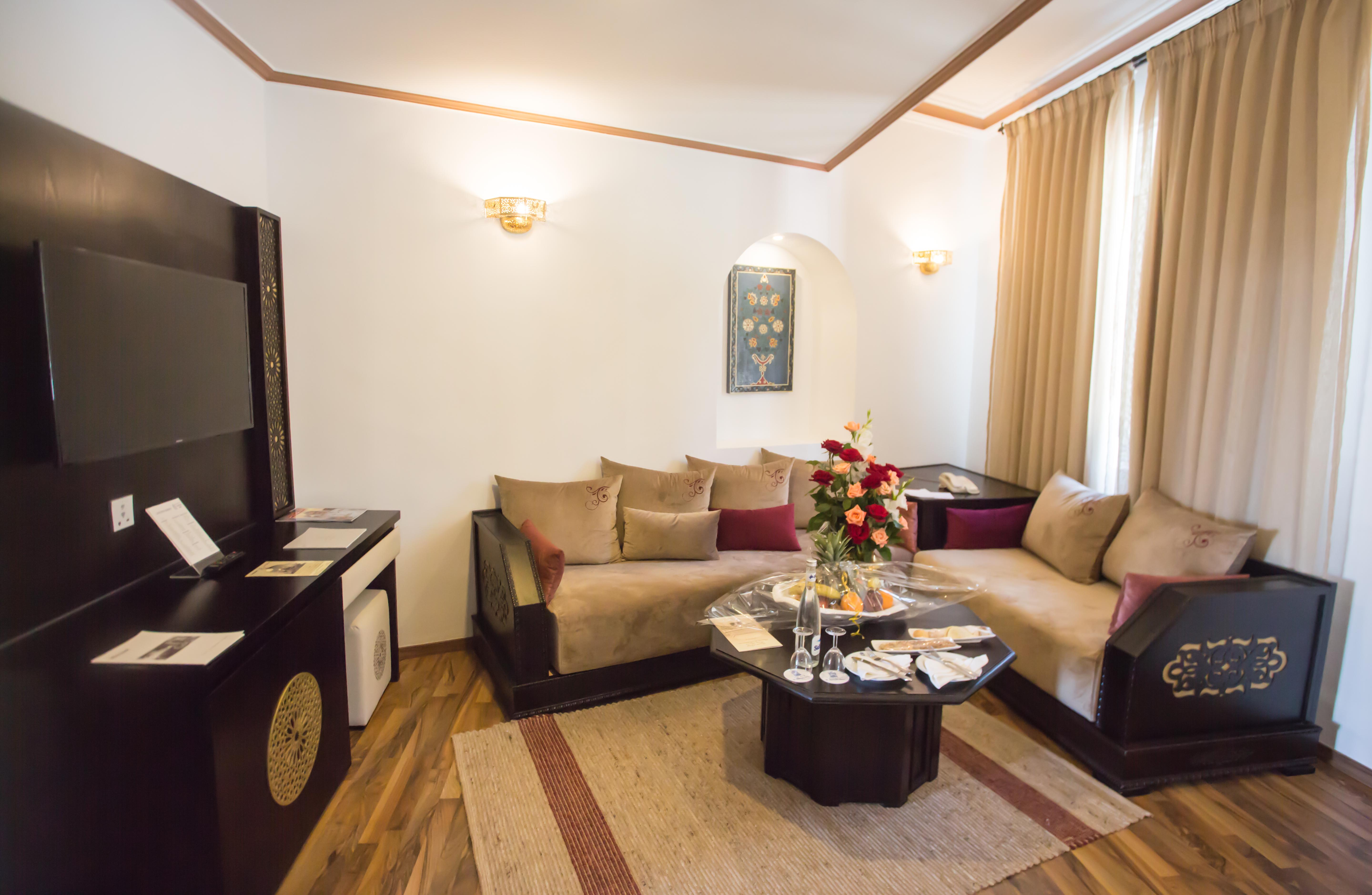 El Minzah Hotel Tanger Buitenkant foto A living room in a hotel
