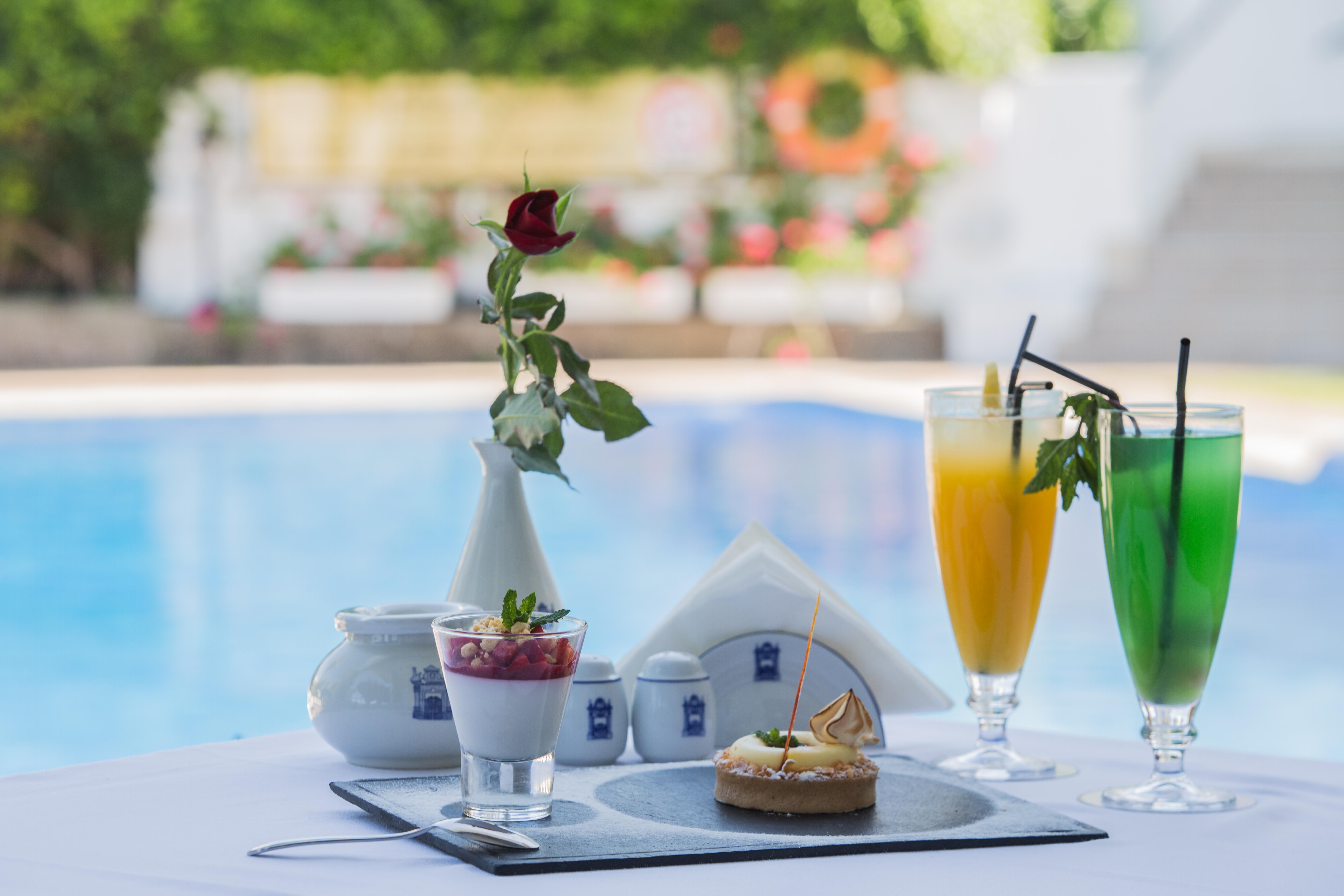 El Minzah Hotel Tanger Buitenkant foto A selection of drinks