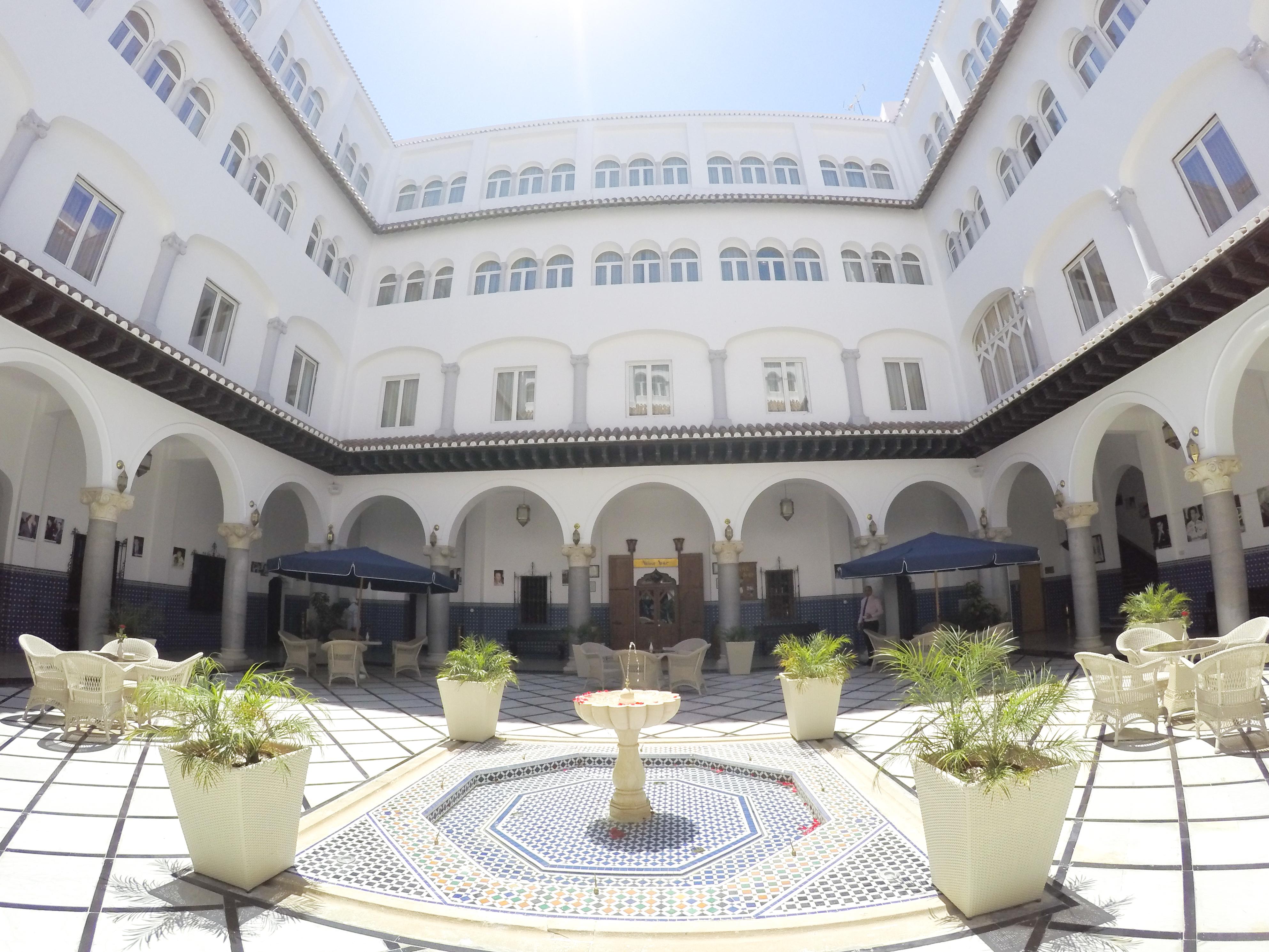 El Minzah Hotel Tanger Buitenkant foto The courtyard of the hotel