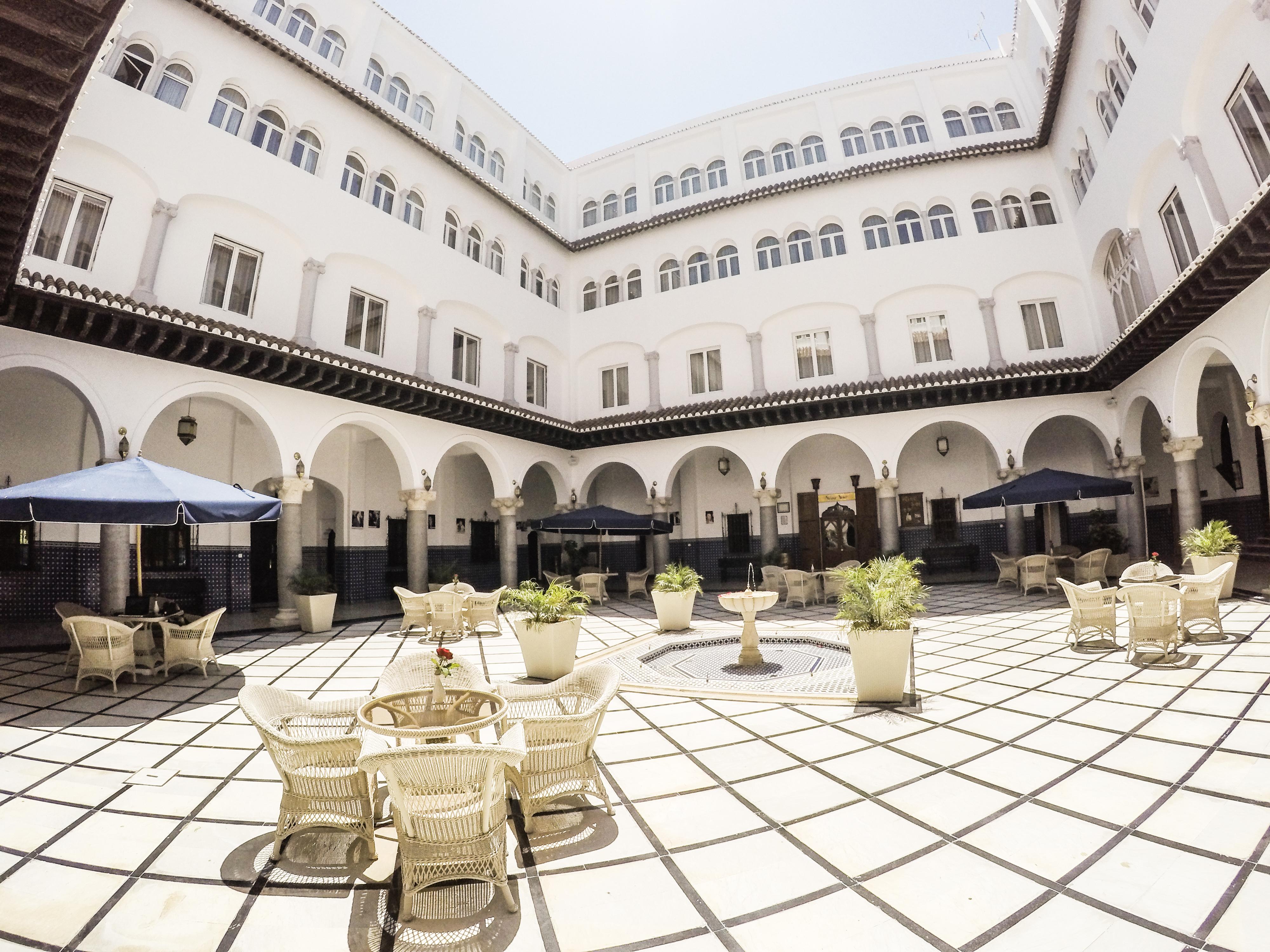 El Minzah Hotel Tanger Buitenkant foto The hotel's courtyard
