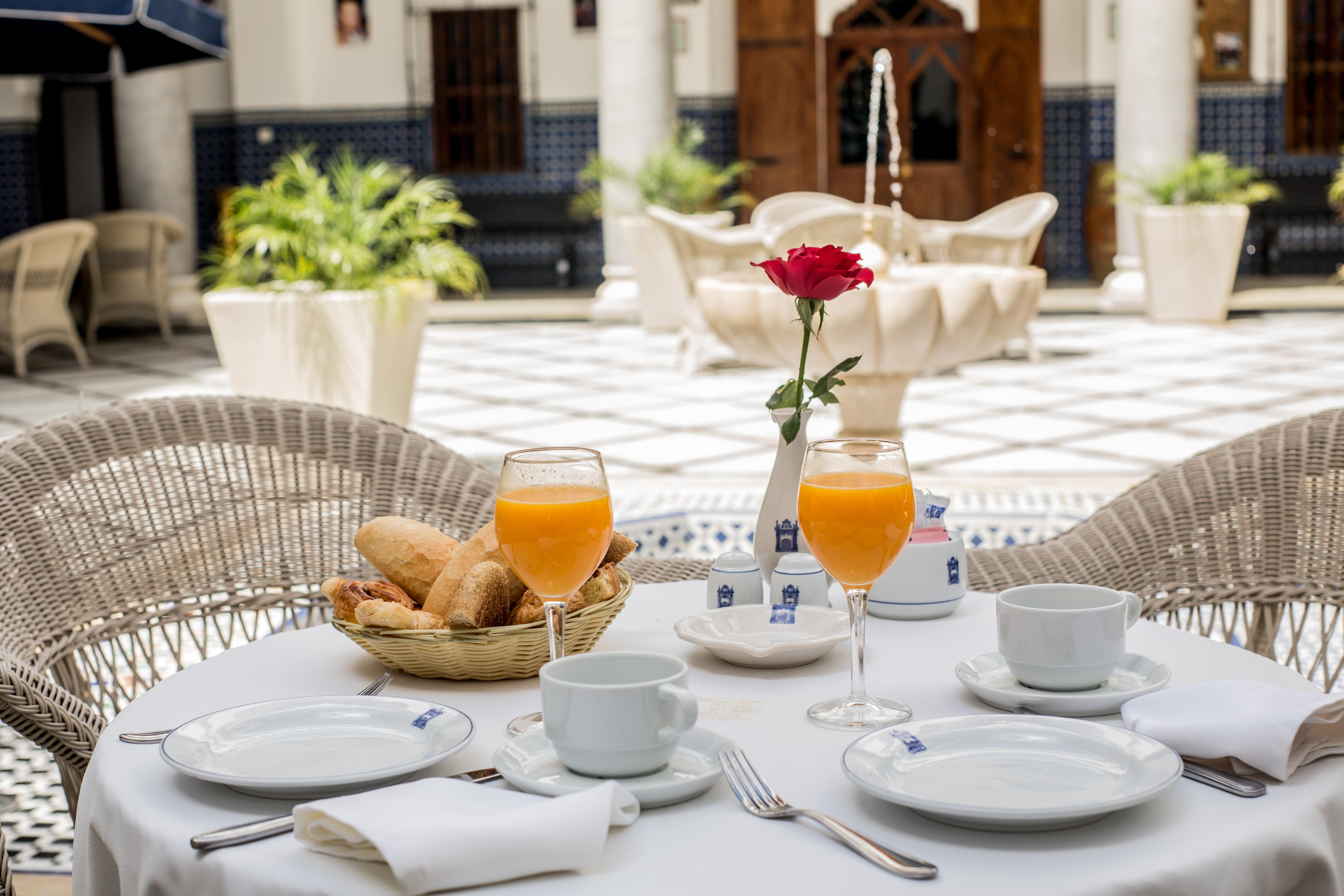El Minzah Hotel Tanger Buitenkant foto Breakfast at the hotel
