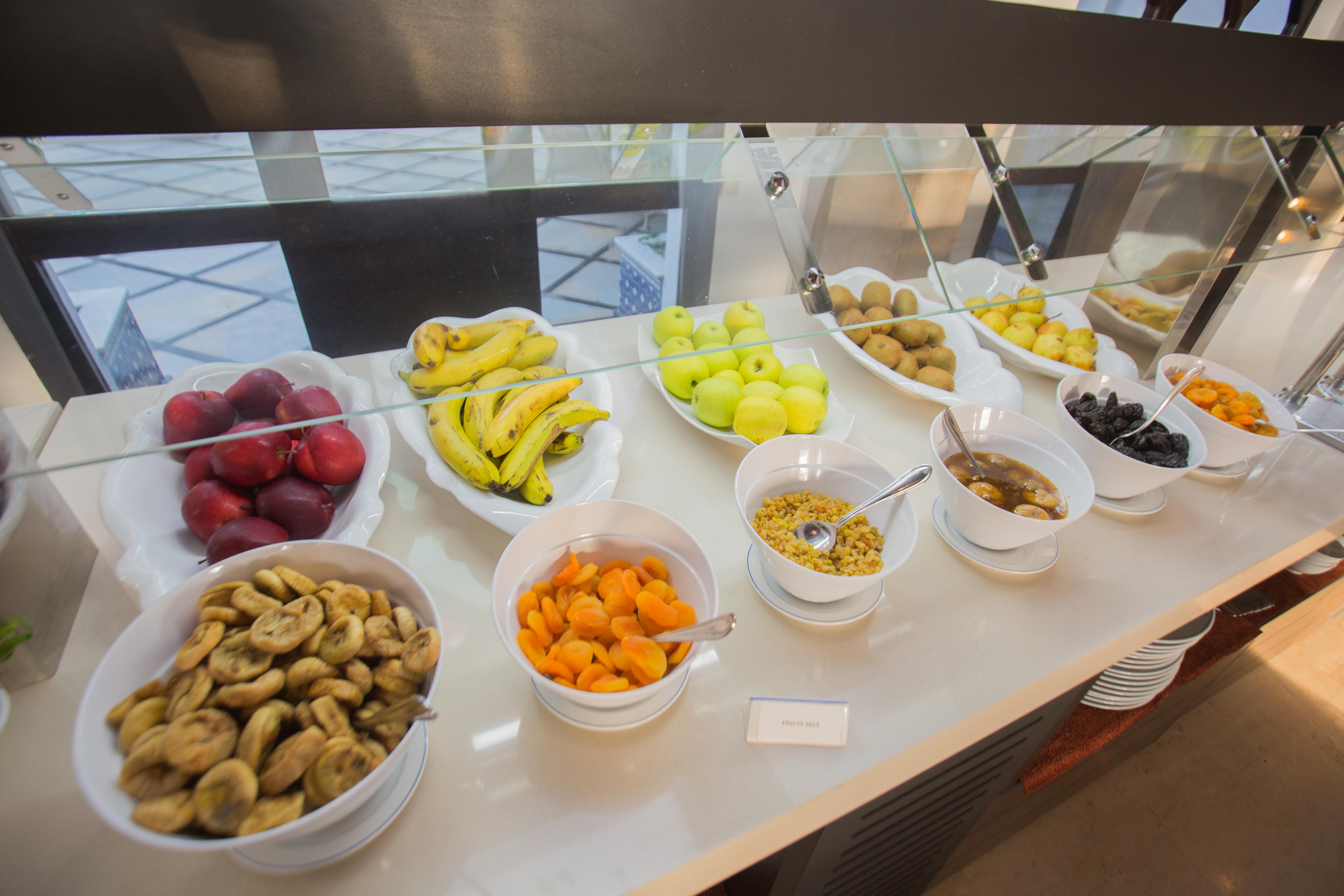 El Minzah Hotel Tanger Buitenkant foto Fruit and dried fruit at a buffet