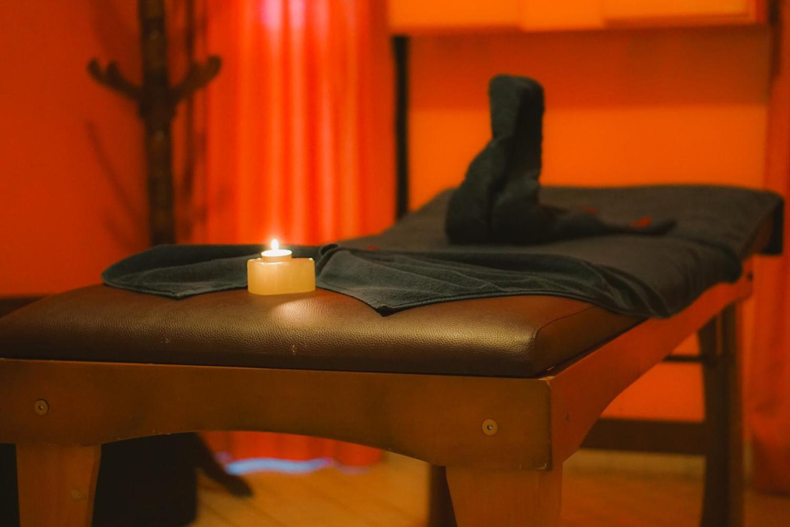 El Minzah Hotel Tanger Buitenkant foto A massage table