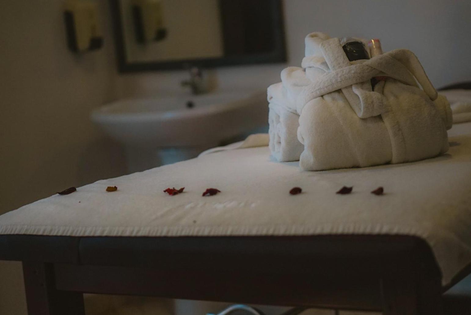 El Minzah Hotel Tanger Buitenkant foto A massage table