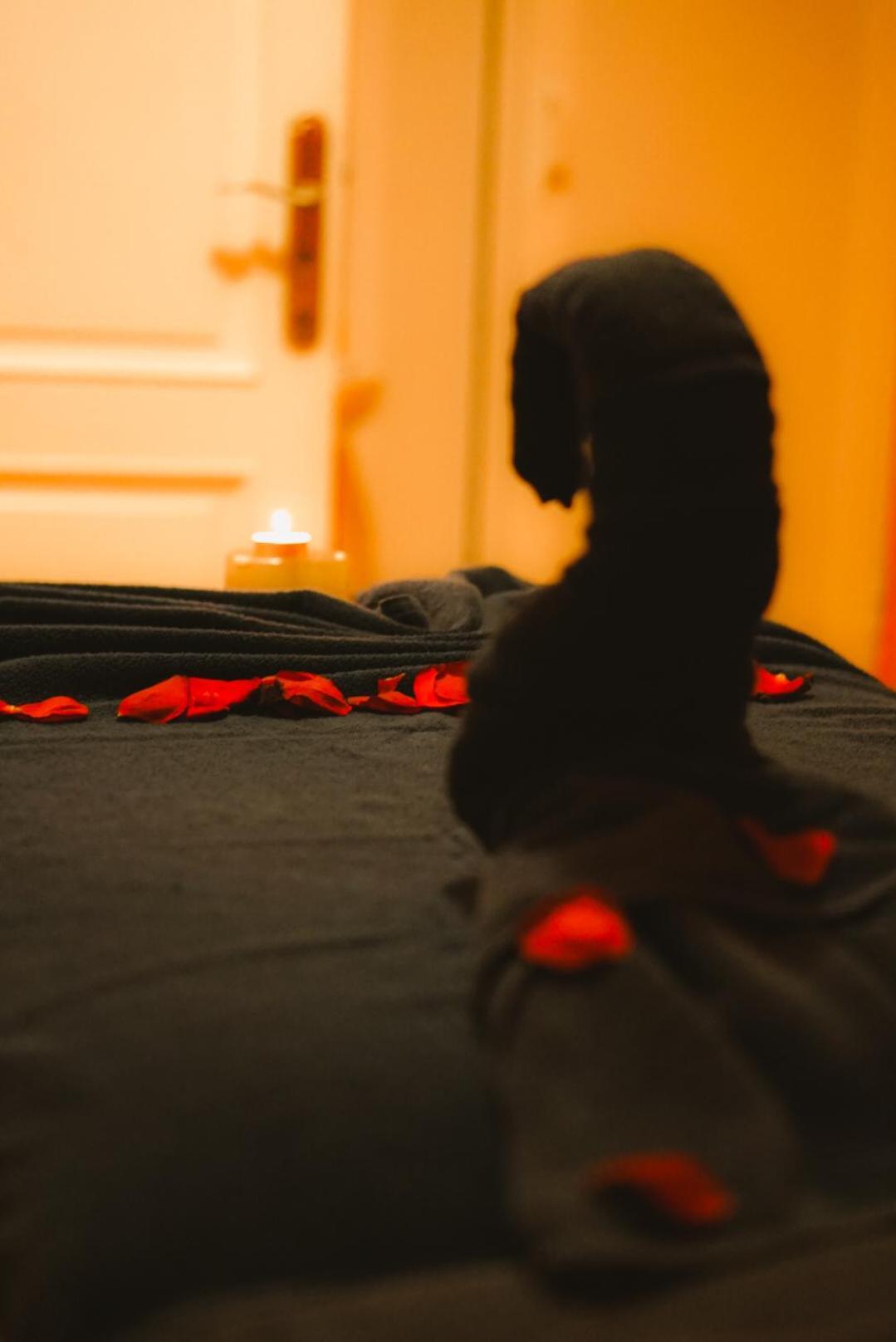 El Minzah Hotel Tanger Buitenkant foto A foot massage