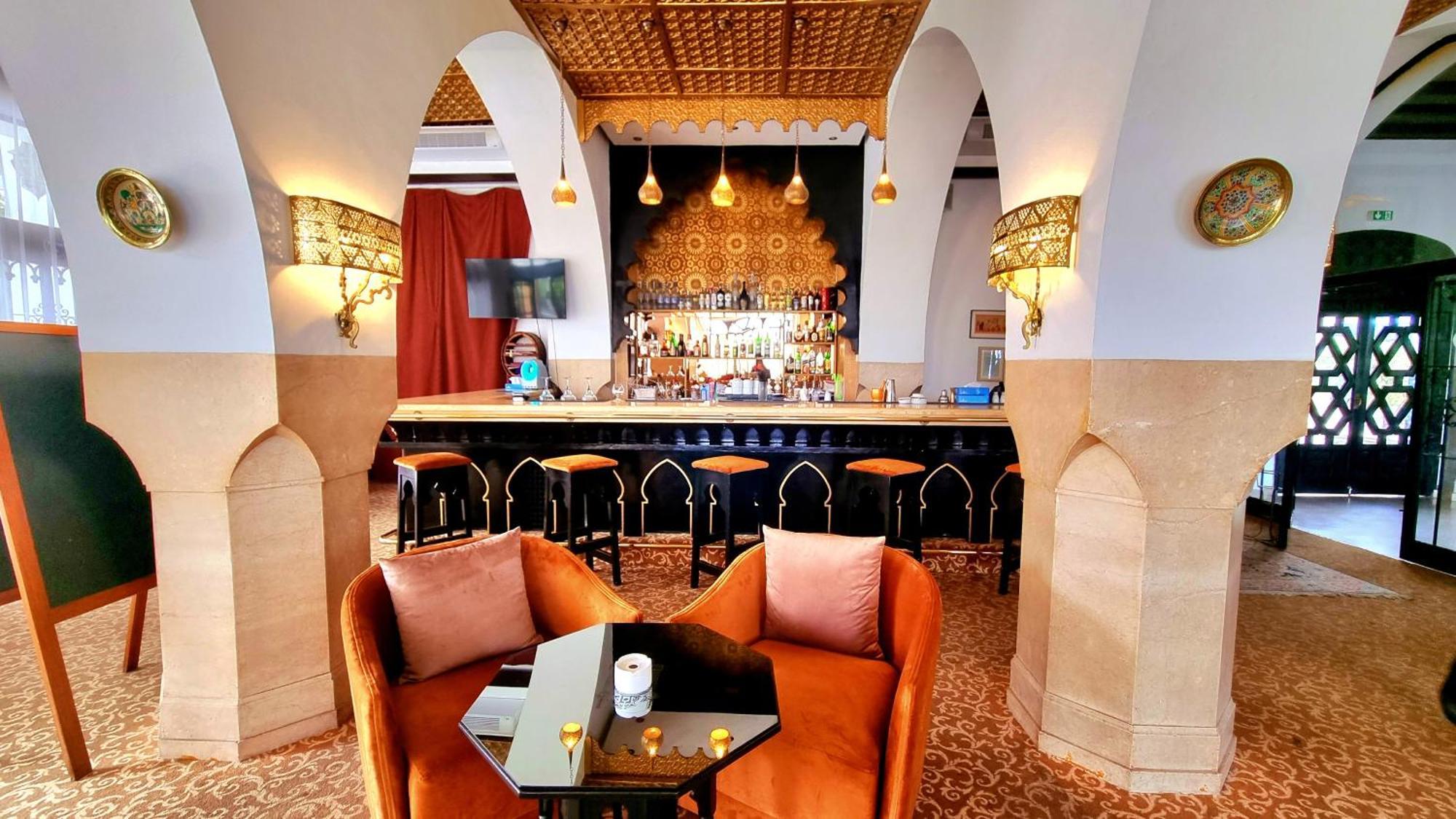 El Minzah Hotel Tanger Buitenkant foto The bar at the Hotel Excelsior