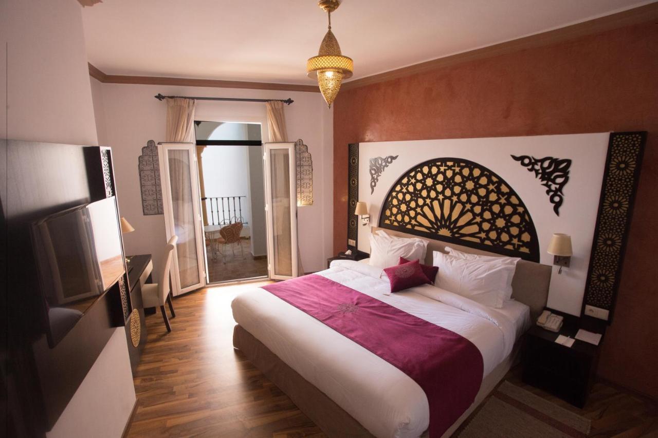 El Minzah Hotel Tanger Buitenkant foto A bedroom at the hotel