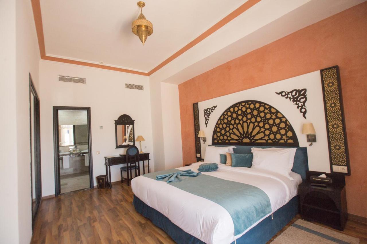 El Minzah Hotel Tanger Buitenkant foto A bedroom at the hotel